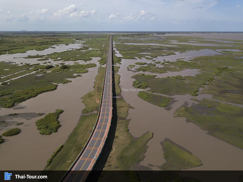 บรรยากาศ มุมสูง สะพานเอกชัยย หรือเรียกว่าสะพานเฉลิมพระเกียรติ์ 80 พรรษา