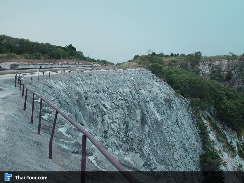 เดินไปถึงจะเห็นรั้วได้กั้นไว้