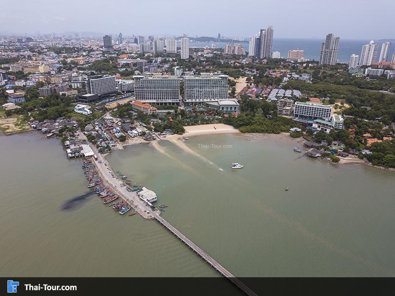 มองเห็นสะพานยื่นออกไปทะเล