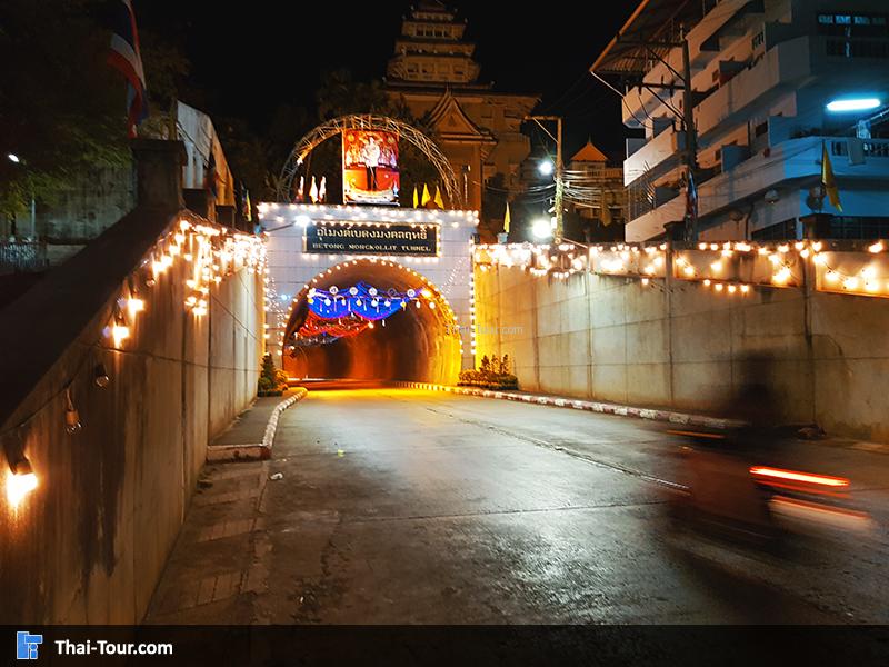 บรรยากาศกลางคืนทางเข้าอุโมงค์เบตงมงคลฤทธิ์