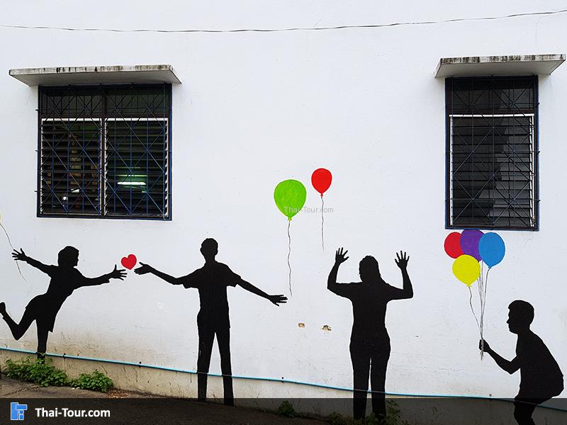 เด็กเล็กลูกโป่ง