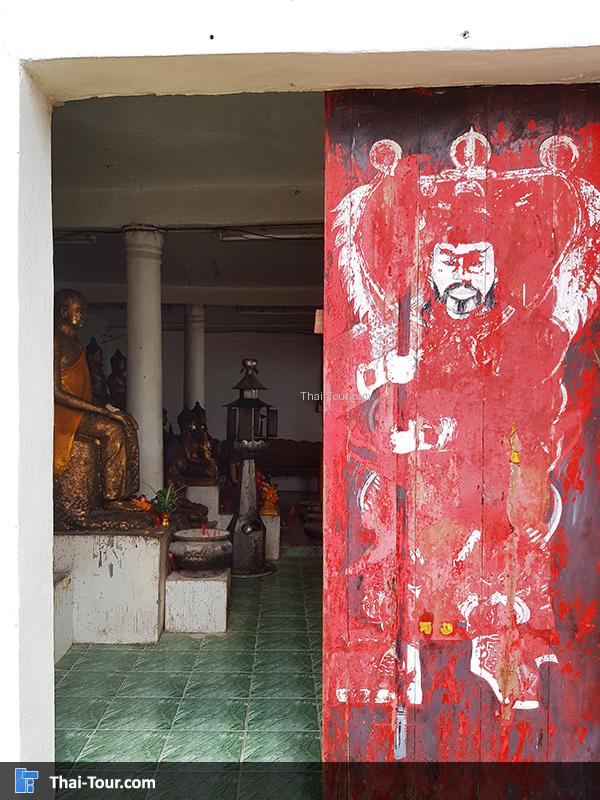 ด้านข้างมีประตูแดง