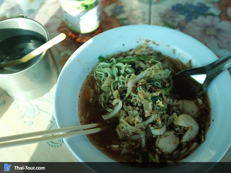 ก๋วยเตี๋ยวเส้นม่าม่าสีเขียว