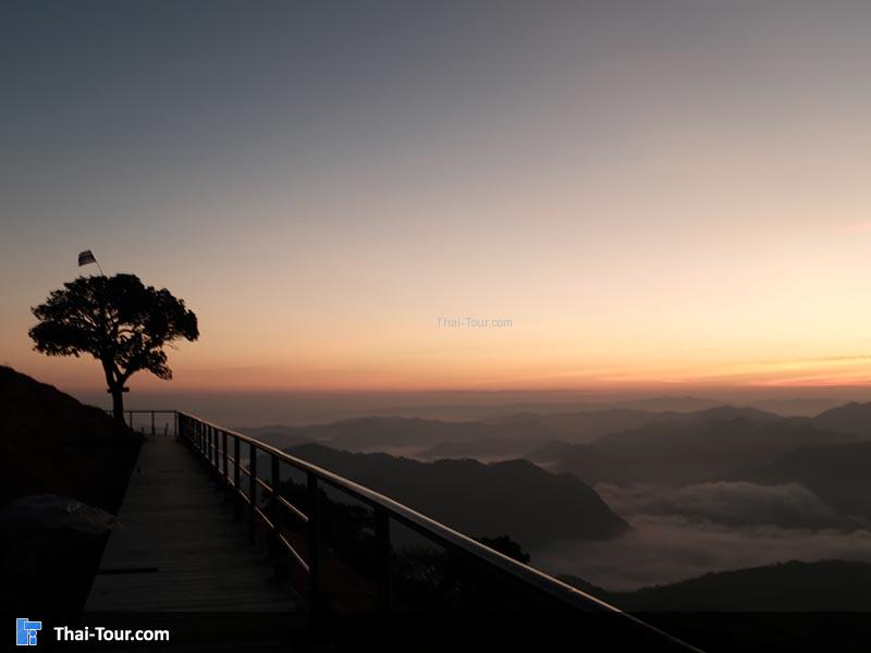 เส้นขอบฟ้ายามเช้า ณเวลา 6 โมงเช้า