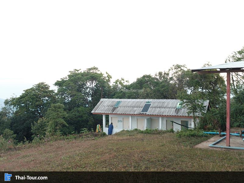 เดินสำรวจบรรยากาศรอบๆ มีห้องน้ำให้บริการ 6 ห้อง