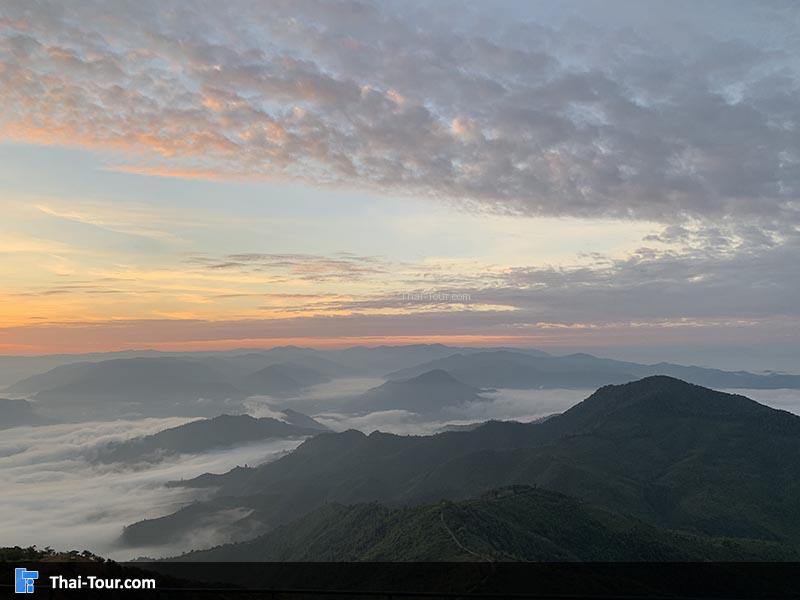 ทะเลหมอกที่ปกคลุมภูเขา