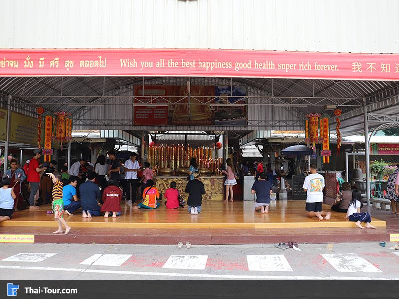 จุด จุดธูปเทียน กราบไหว้