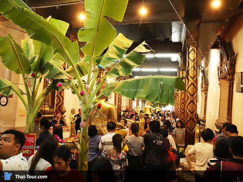 ไหว้พระประทานด้านในพระอุโบสถ