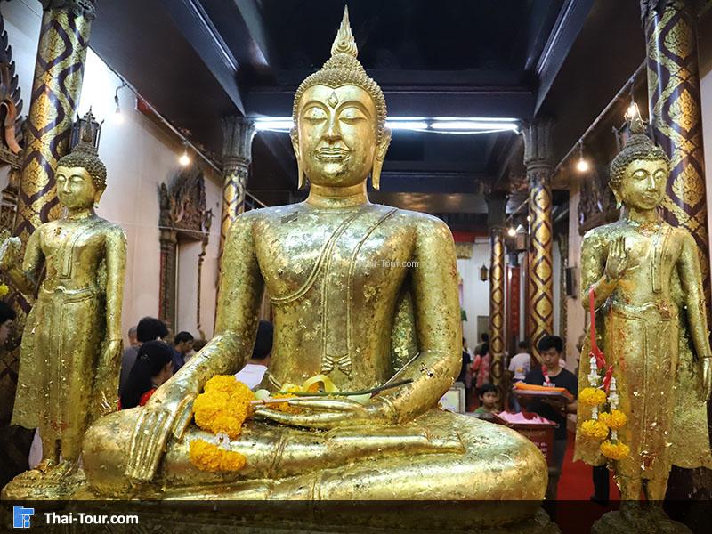 พระประทาน ด้านในกราบไหว้พร้อมดอกไม้ธูปเทียน