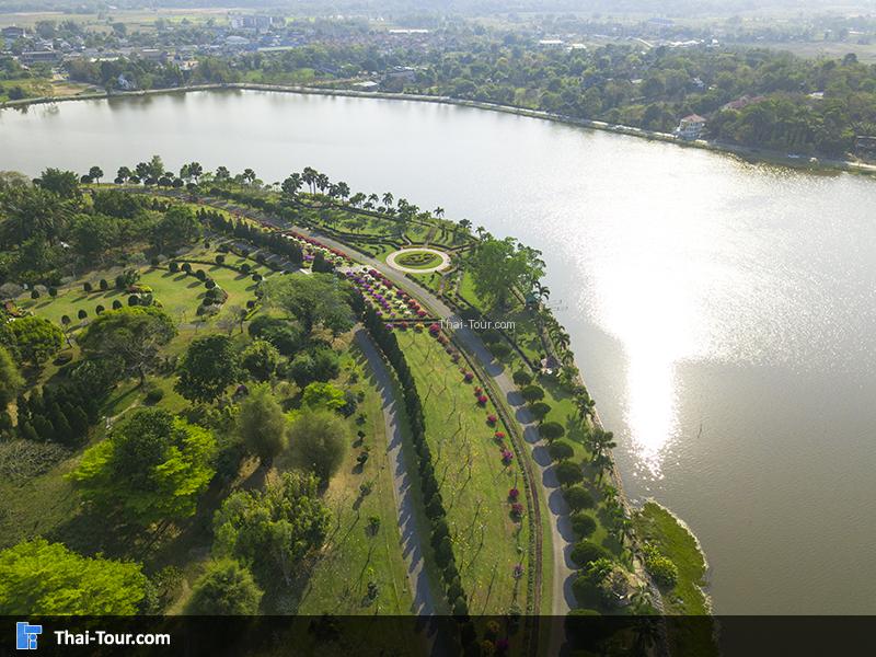 สวนสมเด็จพระศรีนครินทร์ฯ ติดกับแม่น้ำ อากาศช่วงเย็นกำลังดี