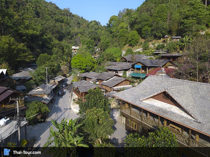 หมู่บ้านสวยงามมาก บ้านเรียงรายกัน