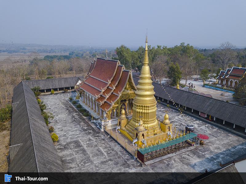 ภาพมุมสูง พระธาตุเจดีย์ดวงเดียว อากาศช่วงเข้าหน้าร้อน ต้นไม้จะเป็นสีเหลือง