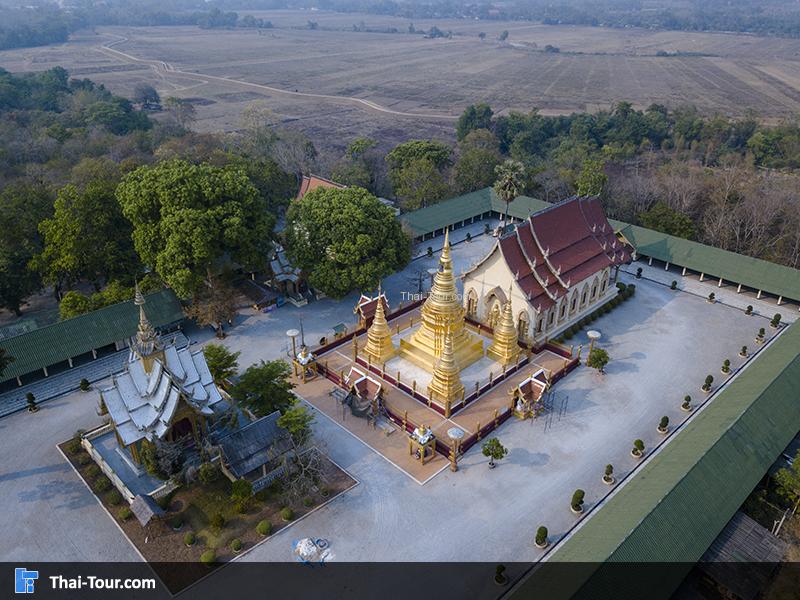 พระธาตุเจดีย์ห้าดวง วิวด้านหลังเป็นไร่ แต่ช่วงนี้อากาศร้อน เลยไม่ค่อยเขียว