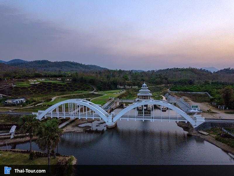 สะพานขาวทาชมภู มองเห็นแม่น้ำ ด้านหลังเห็นพระอาทิตย์ตกหลังภูเขา