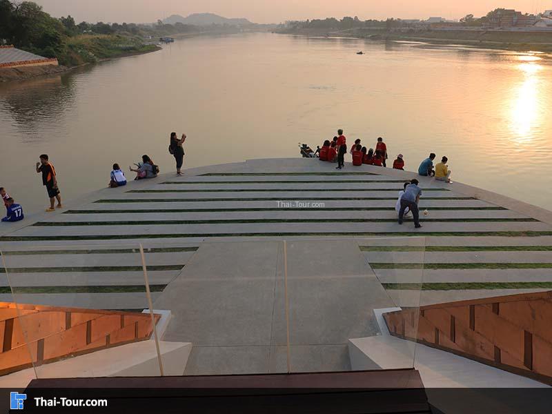 บรรไดเดินลงไปชมวิว นั่งรอพระอาทิตย์ตกยามเย็น