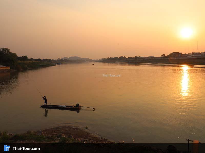 พระอาทิตย์ตกยามเย็นสวยงามมาก