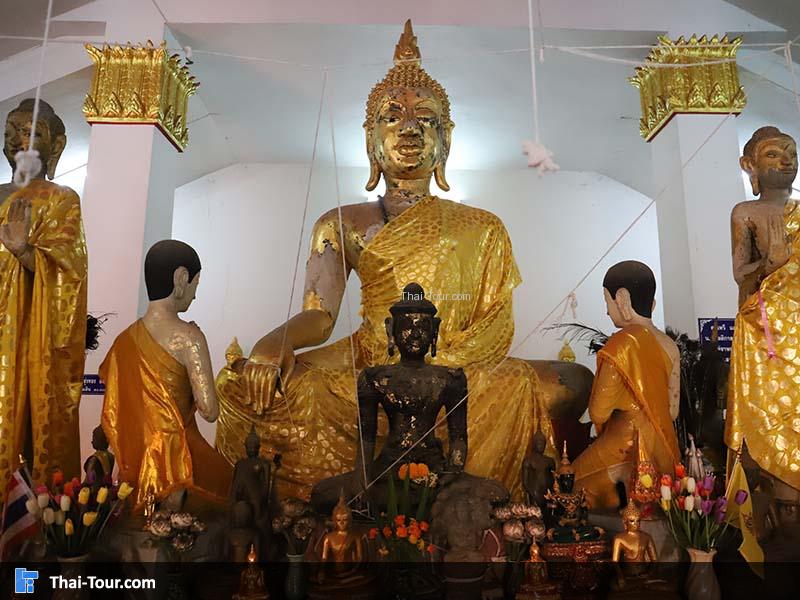 จุดกราบไหว้ ภายในพระอุโบสถ