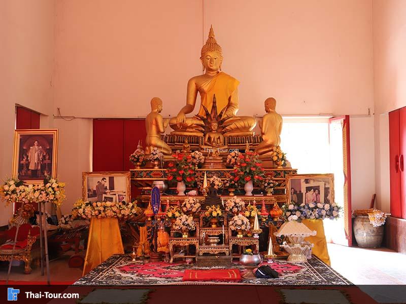 จุดกราบไหว้ ภายในพระอุโบสถ