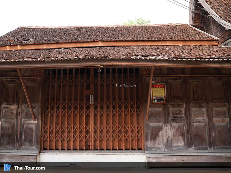 บ้านจะเป็นสีไม้แทบจะทุกหลัง