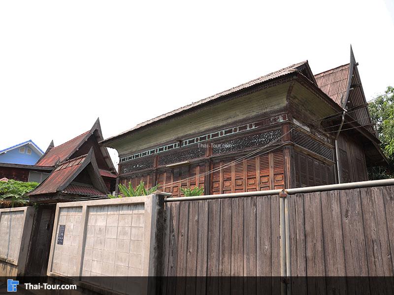 ด้านหน้าบ้านจะมีประตูเปิดปิด