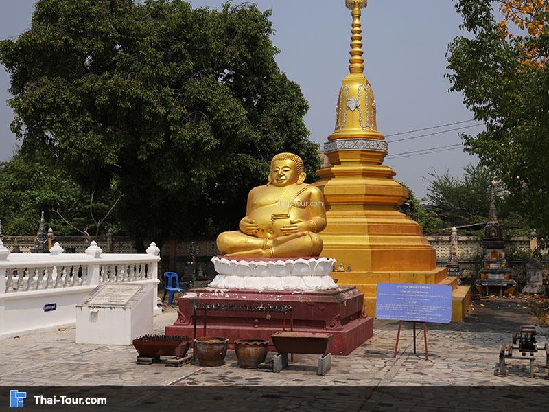 พระเจดีย์ด้านหลัง