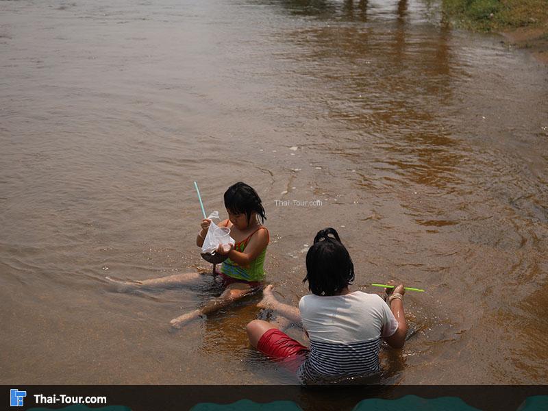 เด็ก ๆ เล่นน้ำกันอย่าง สนุกสนาน
