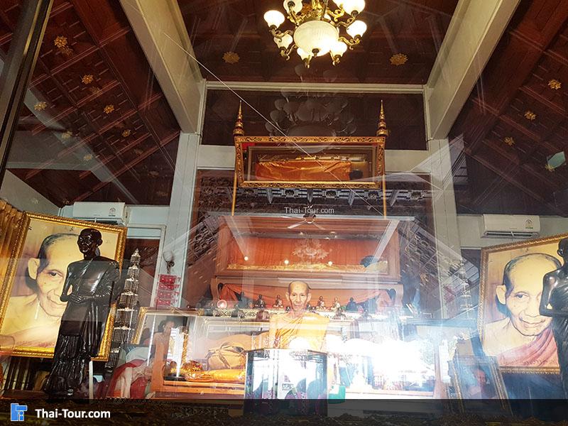 ด้านในตกแต่งด้วยไม้แกะสลัก