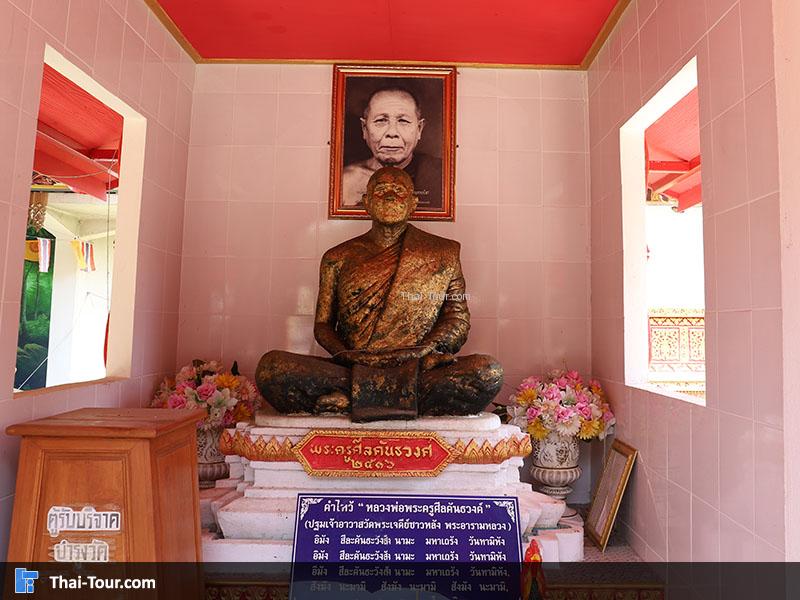 จุดกราบไหว้ ด้านในศาลา