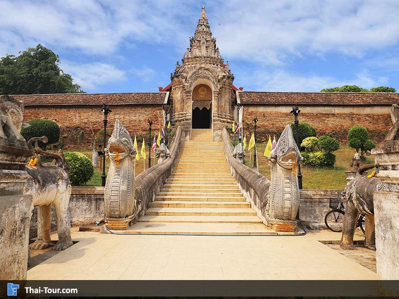 บรรไดทางขึ้น วัดพระธาตุลำปางหลวง