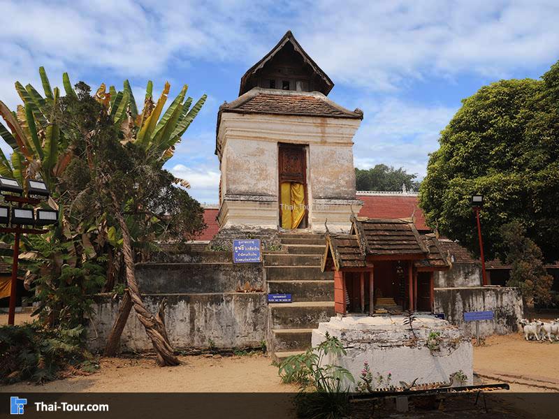 ซุ้มพระพุทธบาทดูเงาพระธาตุกลับหัว