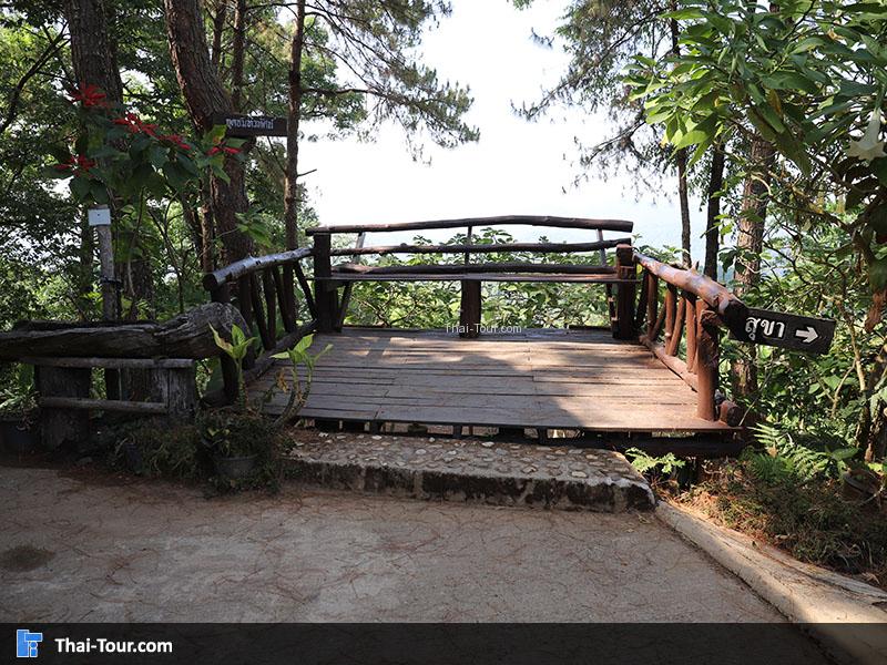 จุดถ่ายภาพกับระเบียงไม้ยื่นออกไป