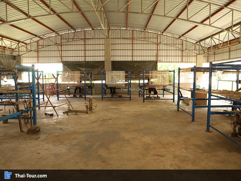 มีเครื่องทอผ้าของชาวบ้าน