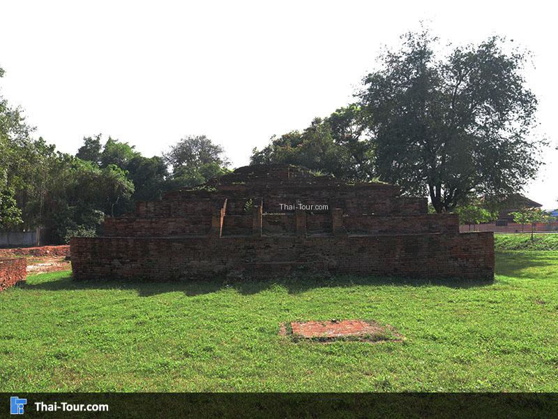 สนามหญ้าสีเขียวที่ล้องรอบวัดโพธิ์ืทอง