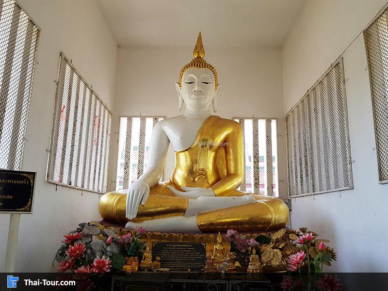 พระพุทธรูป ปูนสีขาว ด้วยจีวรสีทอง