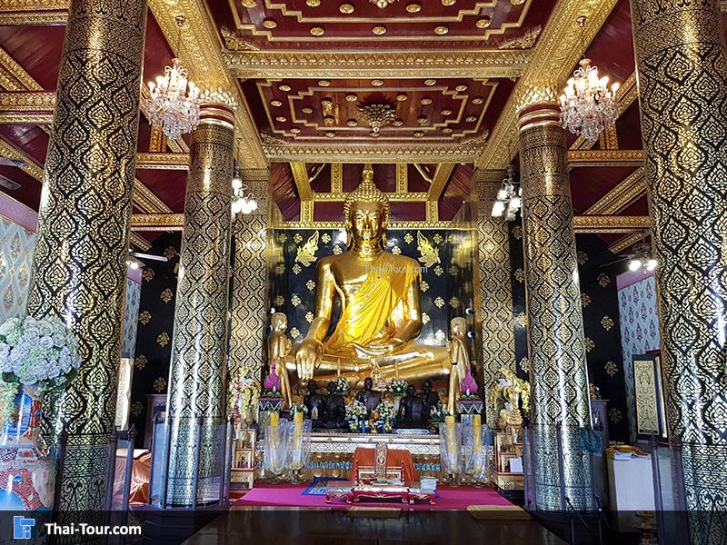 พระพุทธรูปประธานเป็นปูนปั้น ศิลปะสุโขทัย ฝาผนังด้านหลัง