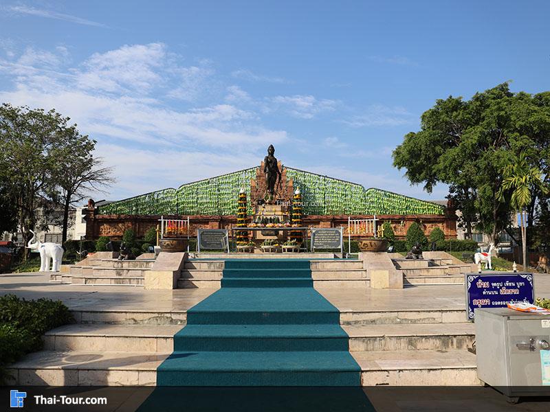 อนุสาวรีย์พระนางจามเทวี