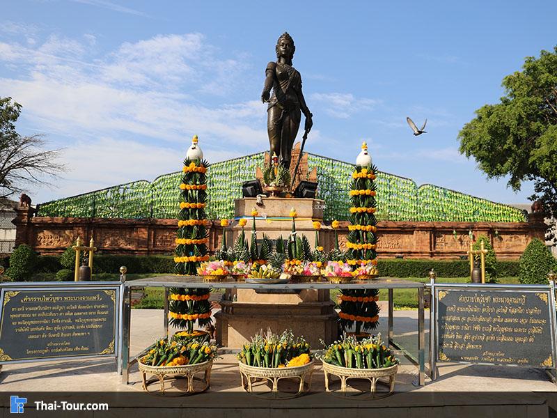 จุดกราบไหว้ อนุสาวรีย์พระนางจามเทวี