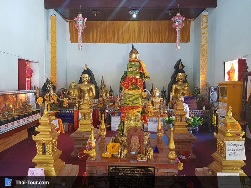 พระพุทธรูป ด้านใน วัดพระธาตุหริภุญชัย