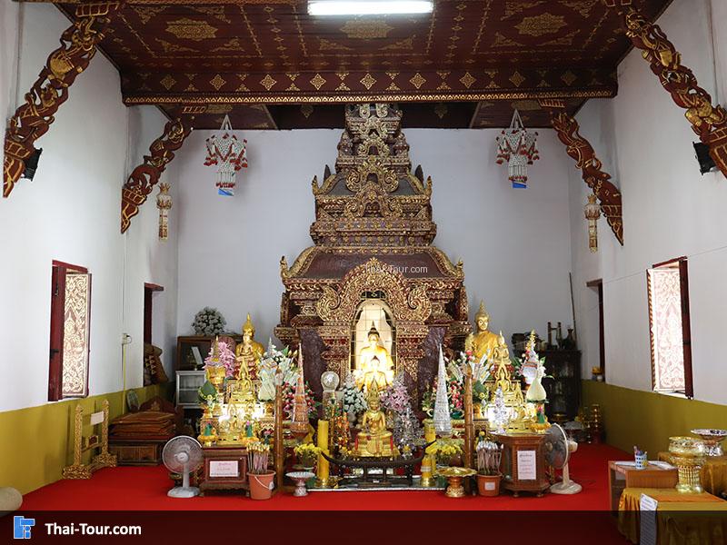 ด้านในพระวิหาร วัดพระธาตุหริภุญชัย