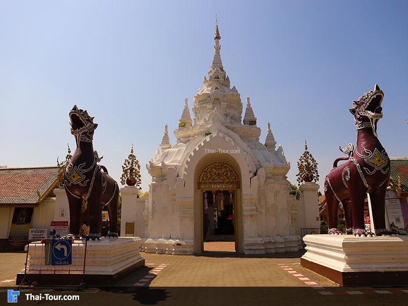 ประตูทางเข้า วัดพระธาตุหริภุญชัย