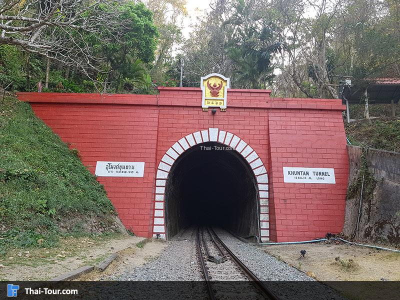 ซุ้มอุโมงค์ขุนตาล ภายในมืดมาก