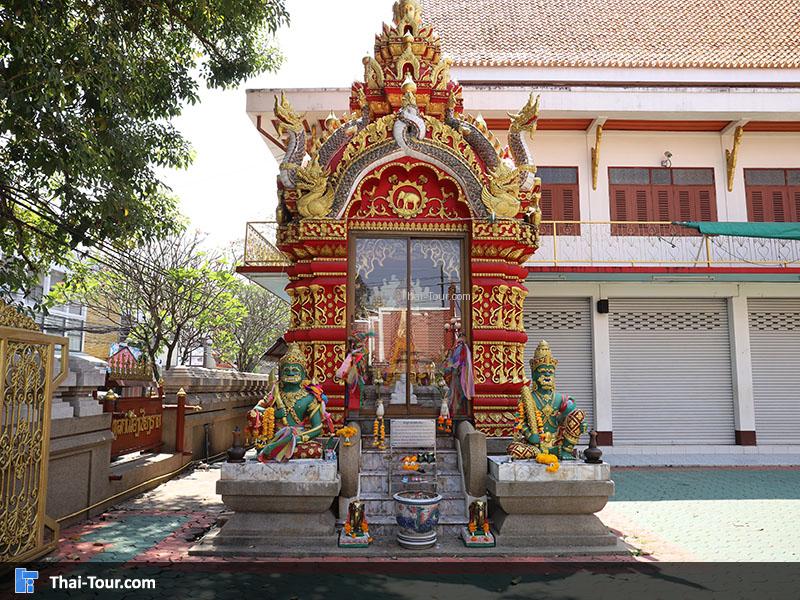 จุดกราบไหว้บูชา วัดกลางเวียง