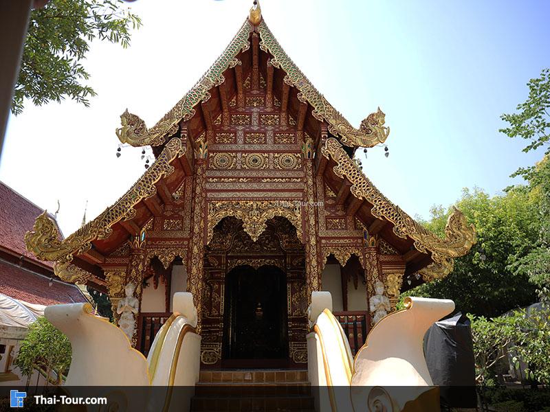 ด้านหน้าของพระอุโบสถ