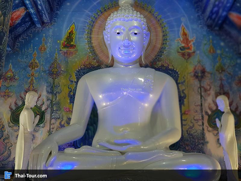 พระพุทธรัชมงคลบดีตรีโลกนาถ สีขาวมุกขนาดหน้าตักกว้าง 5 เมตร สูง 6.5 เมตร