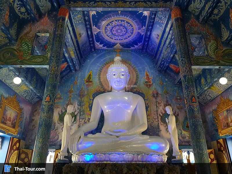 พระพุทธรัชมงคลบดีตรีโลกนาถ สีขาวมุกขนาดหน้าตักกว้าง 5 เมตร สูง 6.5 เมตร