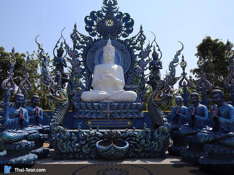 ด้านนอกของวัดร่องเสือเต้น