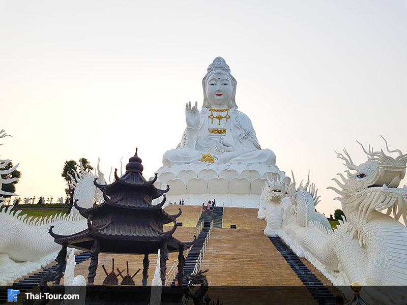 เจ้าแม่กวนอิมปางประทานพรที่มีขนาดใหญ่ แกะสลักด้วยไม้จันทร์หอมที่นำมาจากประเทศจีน อินเดีย พม่า