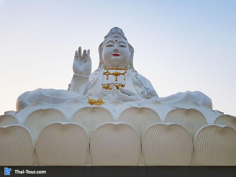 เจ้าแม่กวนอิมปางประทานพรที่มีขนาดใหญ่ แกะสลักด้วยไม้จันทร์หอมที่นำมาจากประเทศจีน อินเดีย พม่า