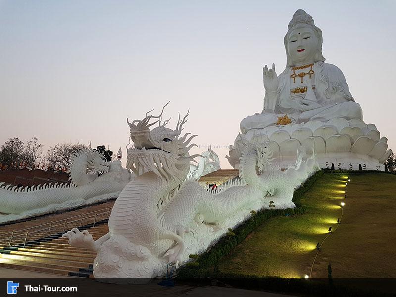 เจ้าแม่กวนอิมปางประทานพรที่มีขนาดใหญ่ แกะสลักด้วยไม้จันทร์หอมที่นำมาจากประเทศจีน อินเดีย พม่า