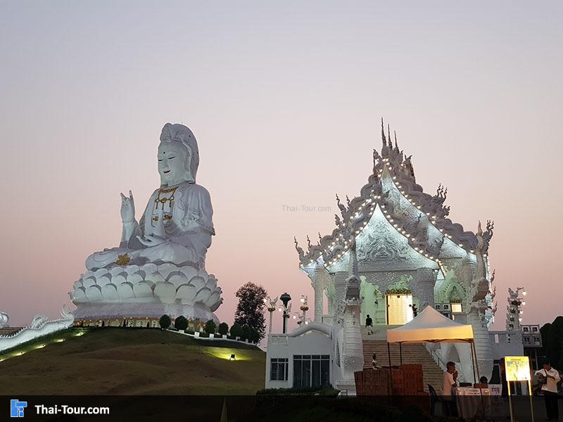 เจ้าแม่กวนอิมปางประทานพรที่มีขนาดใหญ่ แกะสลักด้วยไม้จันทร์หอมที่นำมาจากประเทศจีน อินเดีย พม่า